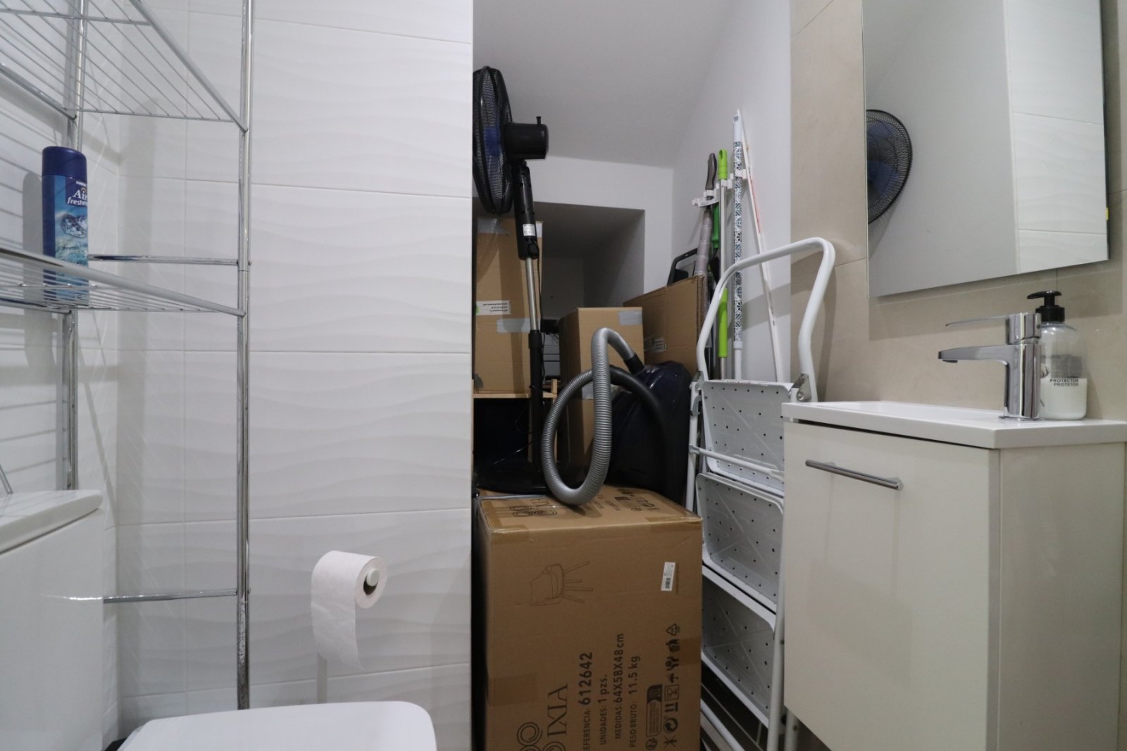   This Spectacular, Three Bedroom, Detached Villa in Benijofar, is located on the borders of this popular town, offering easy access to a wide rang...