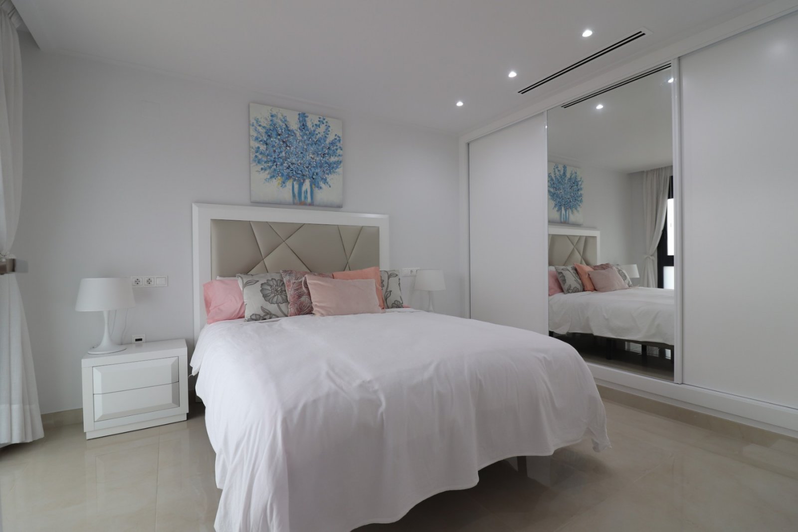   This Spectacular, Three Bedroom, Detached Villa in Benijofar, is located on the borders of this popular town, offering easy access to a wide rang...