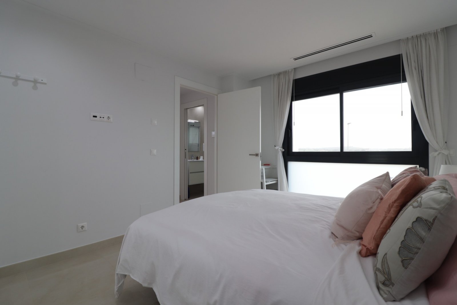   This Spectacular, Three Bedroom, Detached Villa in Benijofar, is located on the borders of this popular town, offering easy access to a wide rang...