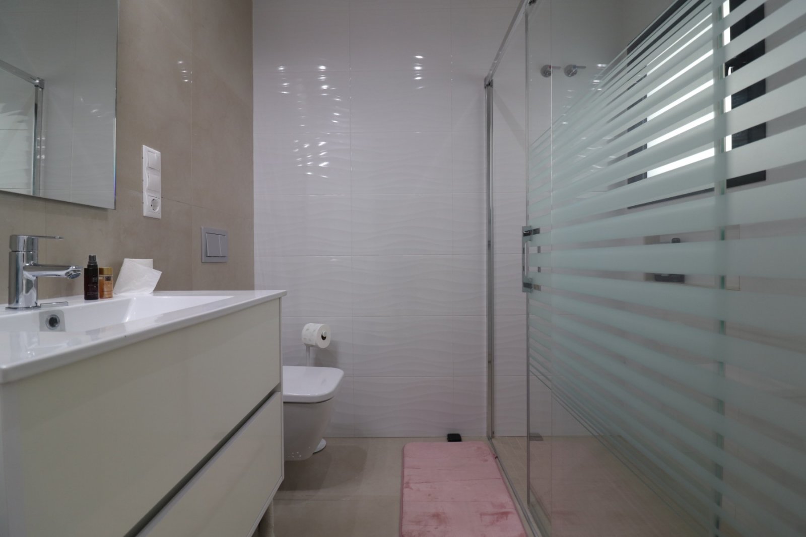   This Spectacular, Three Bedroom, Detached Villa in Benijofar, is located on the borders of this popular town, offering easy access to a wide rang...