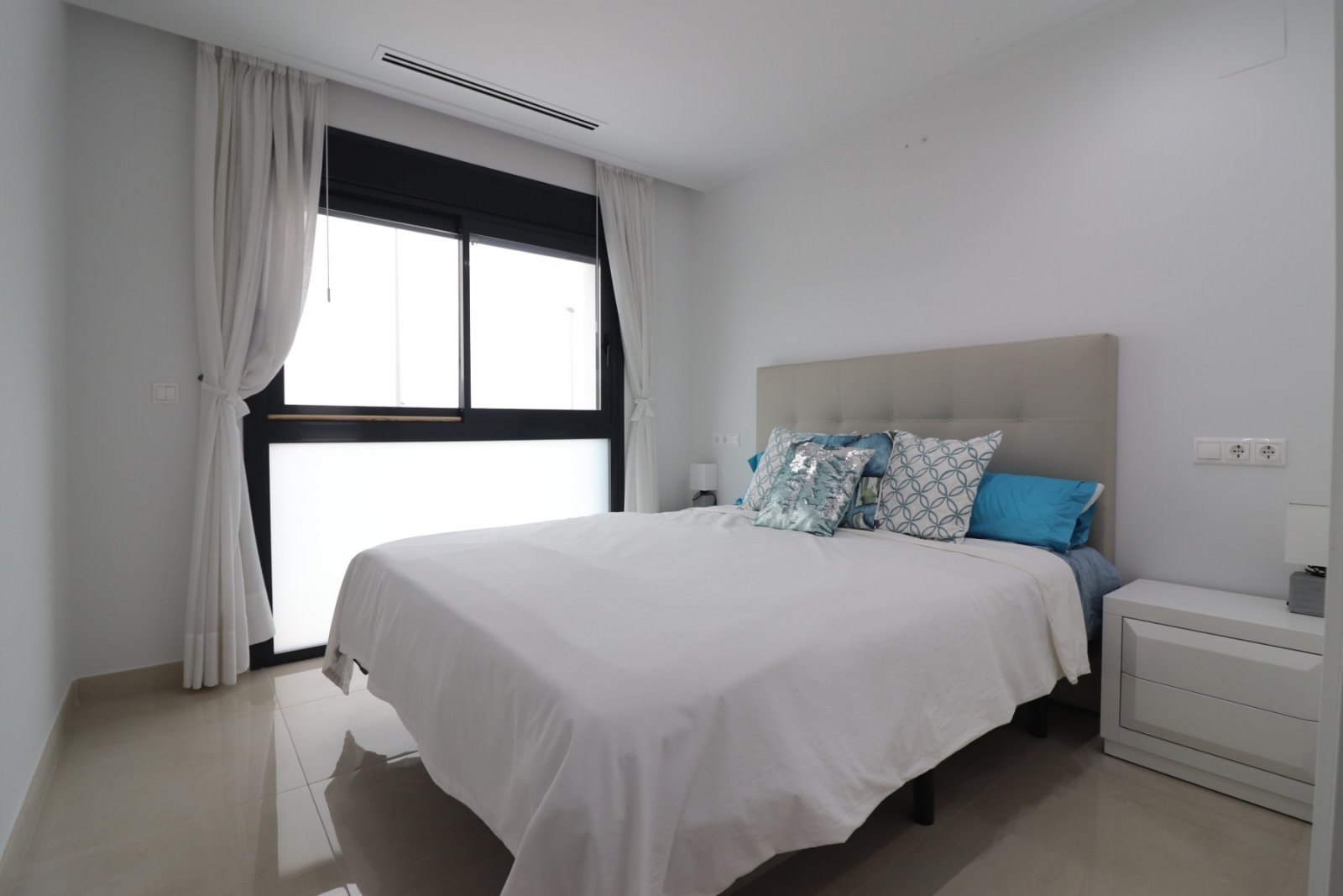   This Spectacular, Three Bedroom, Detached Villa in Benijofar, is located on the borders of this popular town, offering easy access to a wide rang...