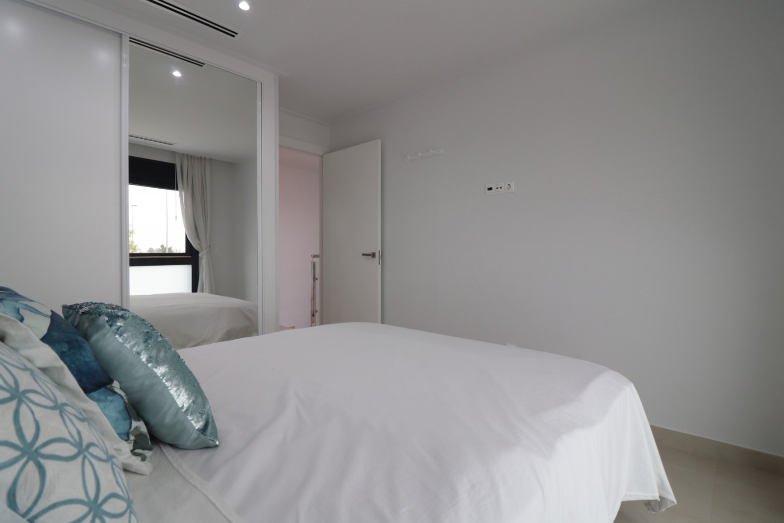   This Spectacular, Three Bedroom, Detached Villa in Benijofar, is located on the borders of this popular town, offering easy access to a wide rang...