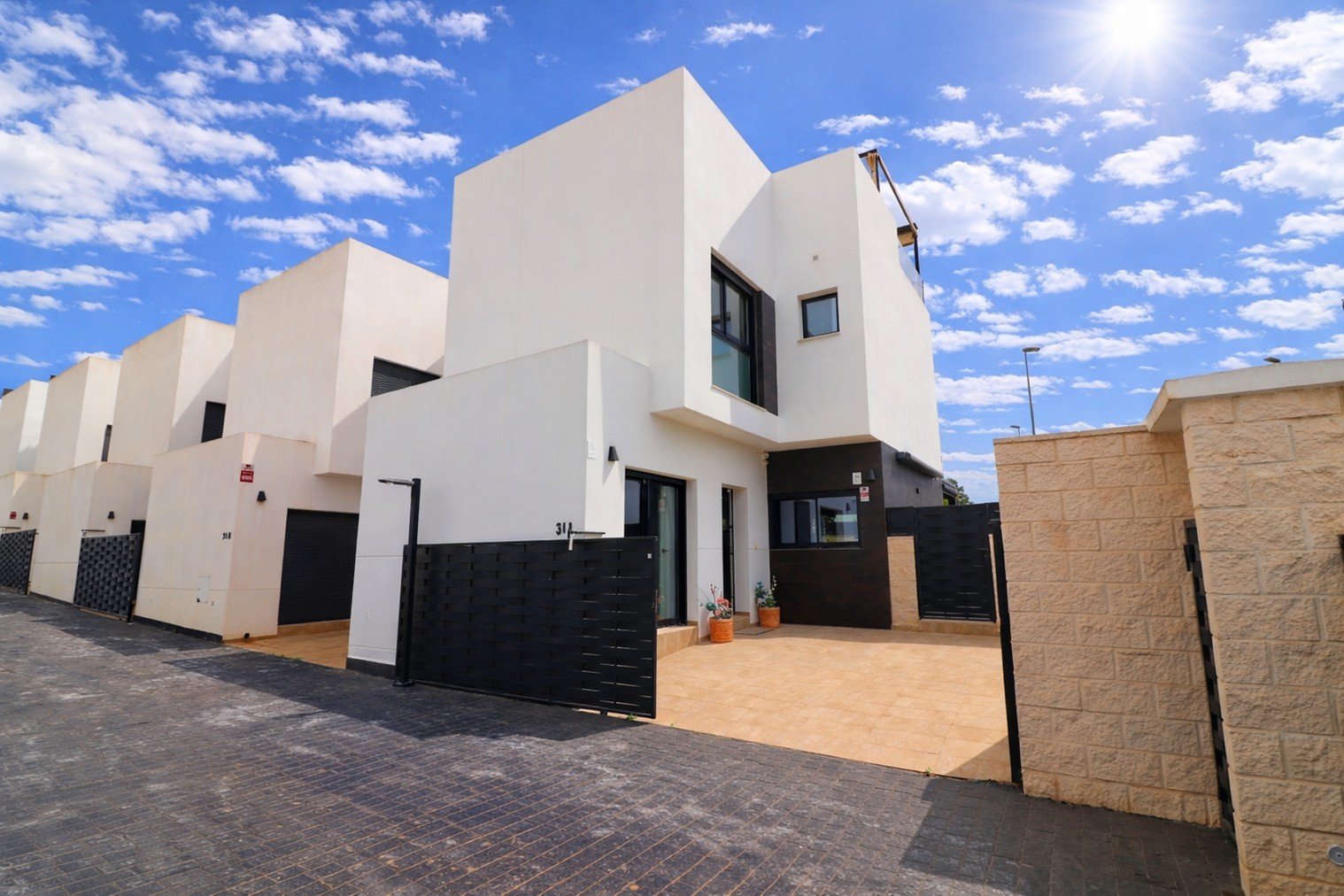   This Spectacular, Three Bedroom, Detached Villa in Benijofar, is located on the borders of this popular town, offering easy access to a wide rang...