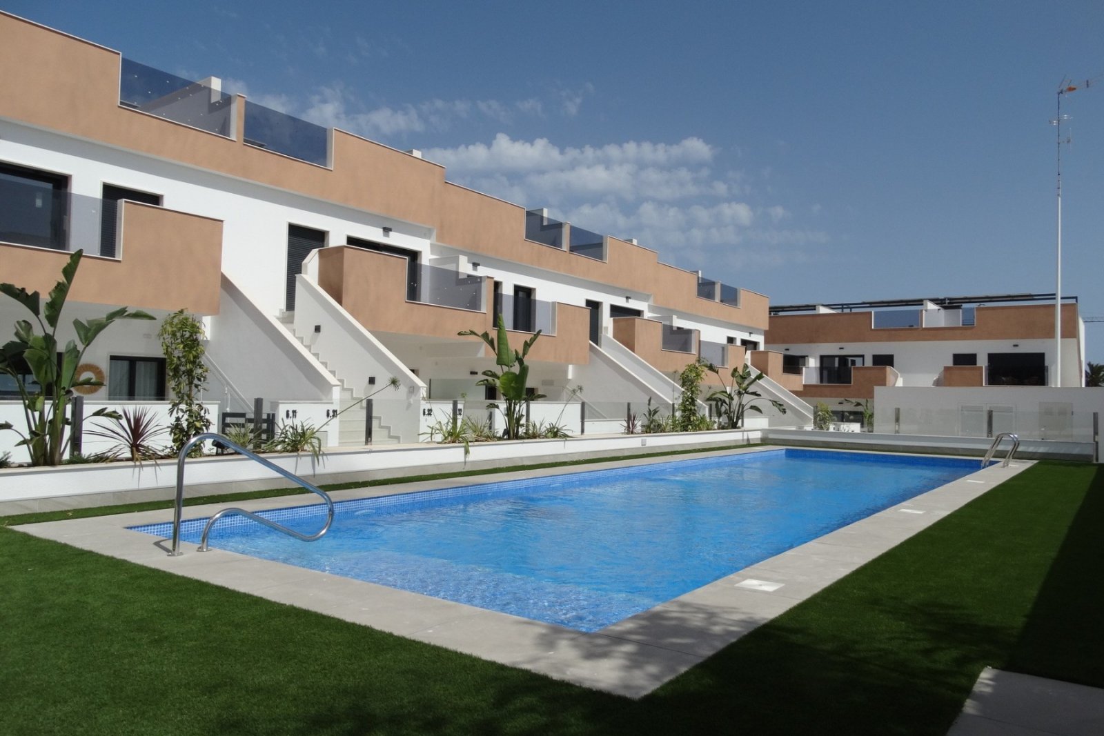   This Corner, Modern, Three Bedroom, First Floor Apartment in Pilar de la Horadada is located on the outskirts of the town, with the high street j...