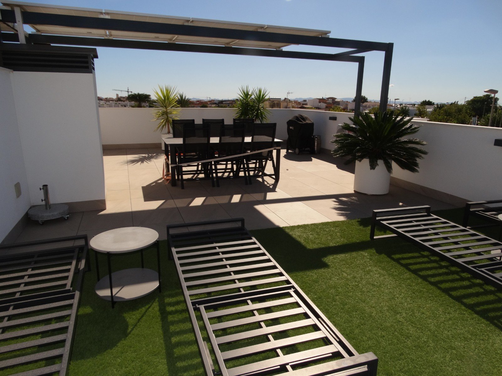   This Corner, Modern, Three Bedroom, First Floor Apartment in Pilar de la Horadada is located on the outskirts of the town, with the high street j...