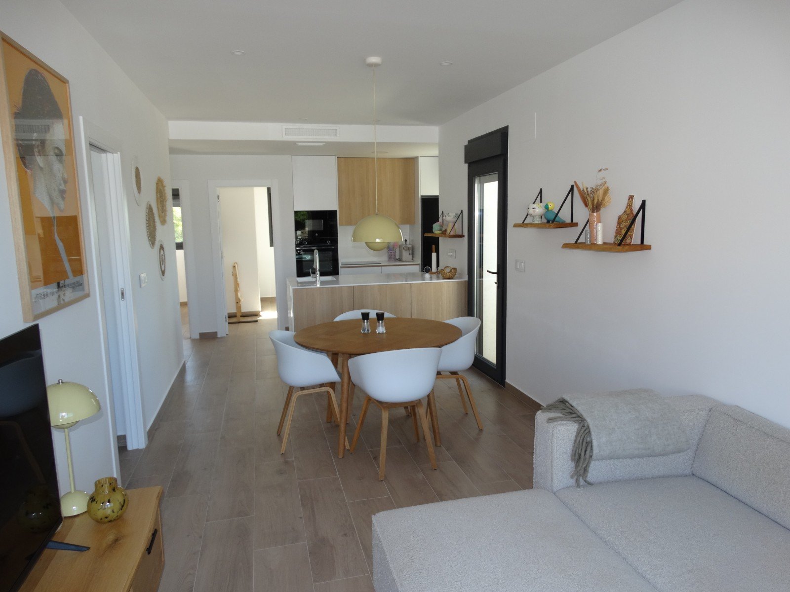   This Corner, Modern, Three Bedroom, First Floor Apartment in Pilar de la Horadada is located on the outskirts of the town, with the high street j...