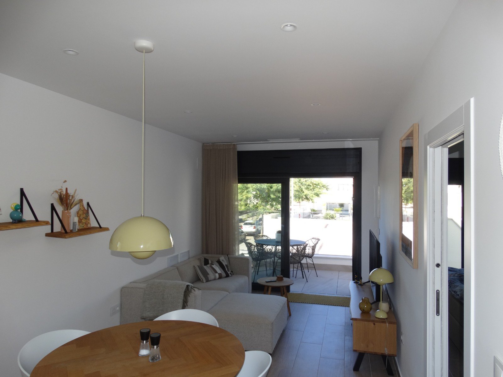   This Corner, Modern, Three Bedroom, First Floor Apartment in Pilar de la Horadada is located on the outskirts of the town, with the high street j...