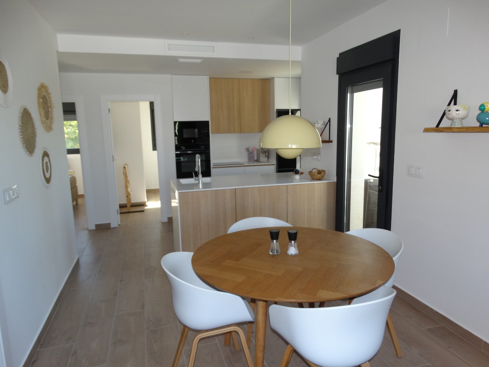   This Corner, Modern, Three Bedroom, First Floor Apartment in Pilar de la Horadada is located on the outskirts of the town, with the high street j...