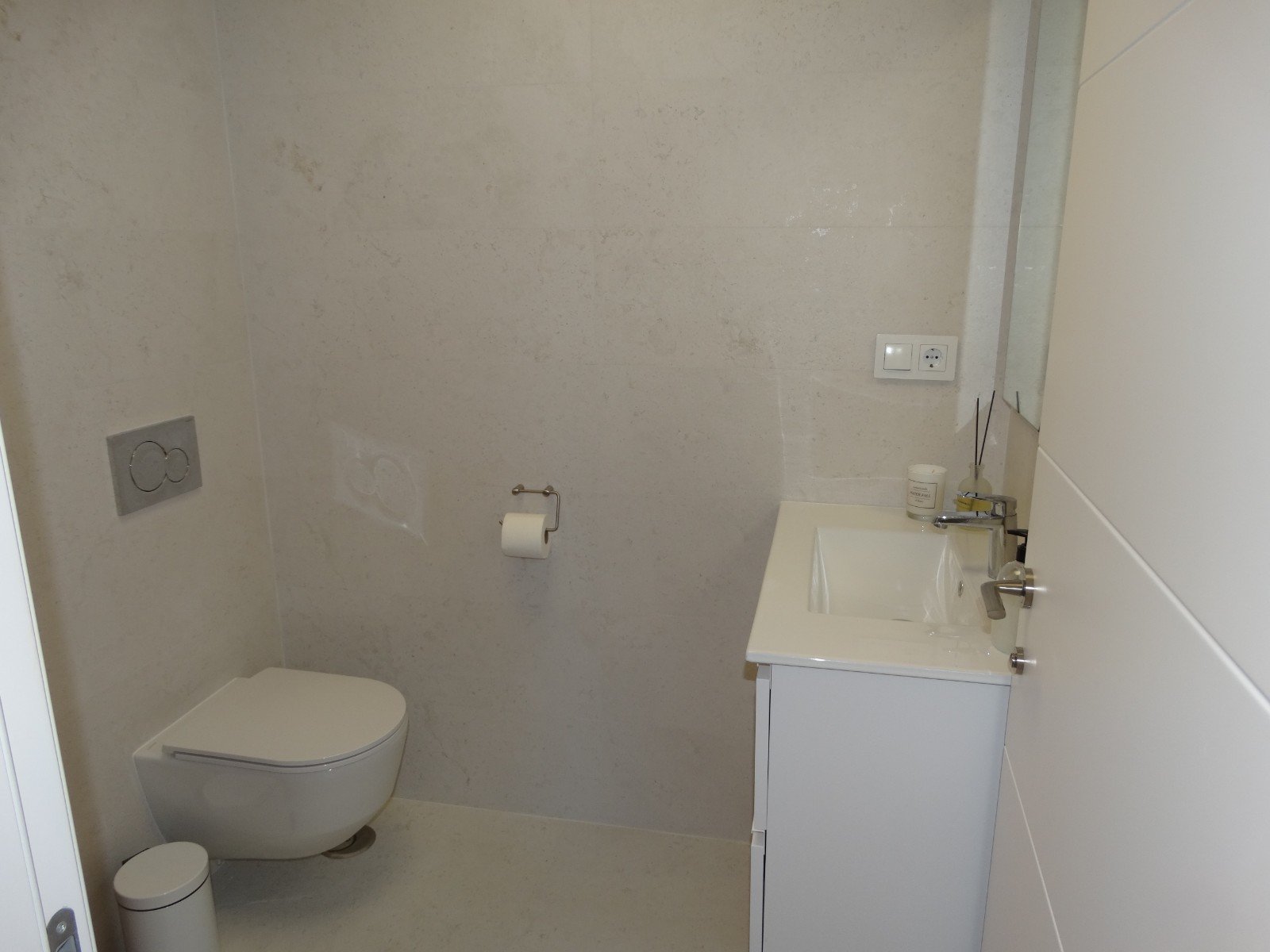   This Corner, Modern, Three Bedroom, First Floor Apartment in Pilar de la Horadada is located on the outskirts of the town, with the high street j...