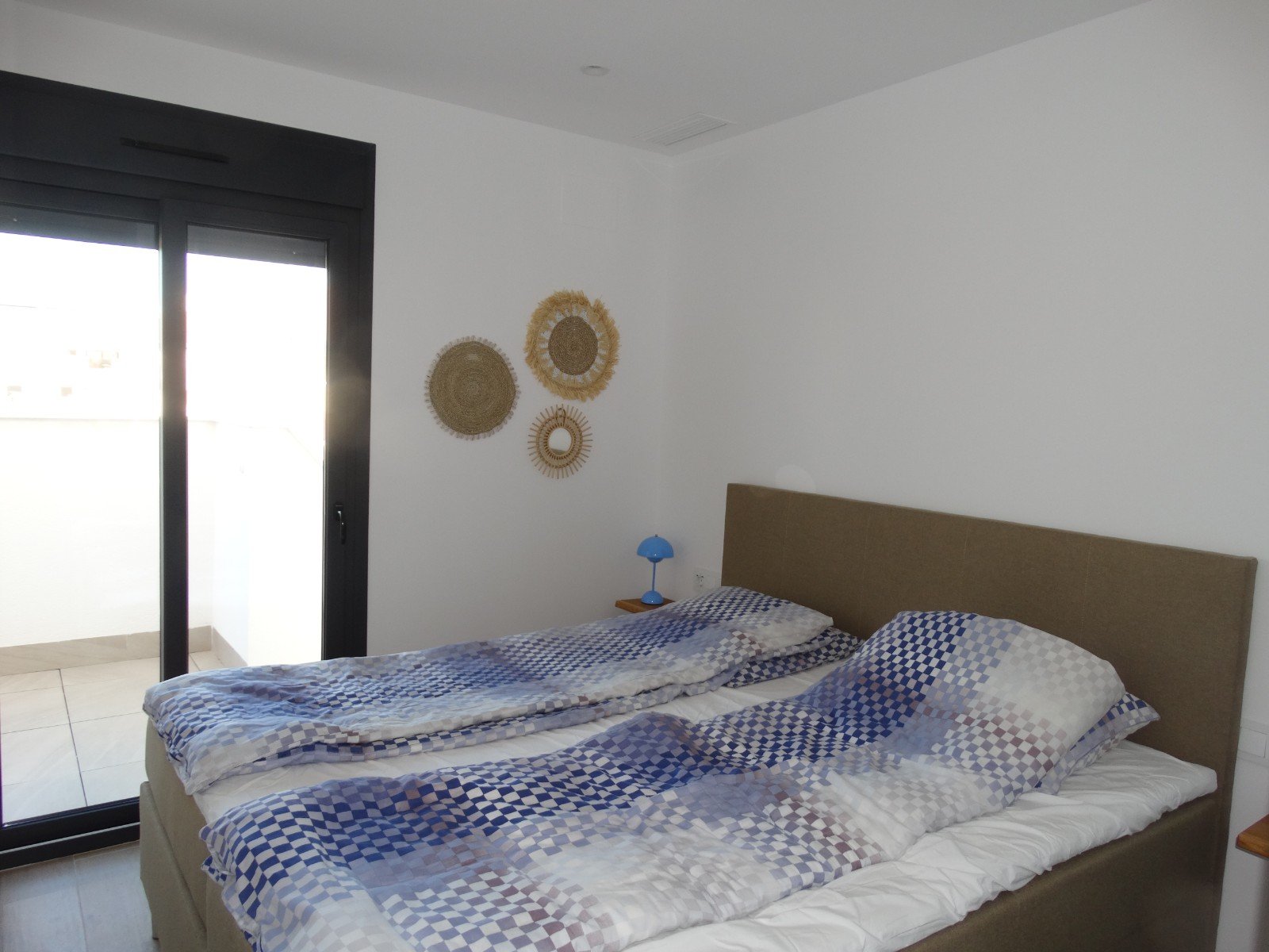   This Corner, Modern, Three Bedroom, First Floor Apartment in Pilar de la Horadada is located on the outskirts of the town, with the high street j...