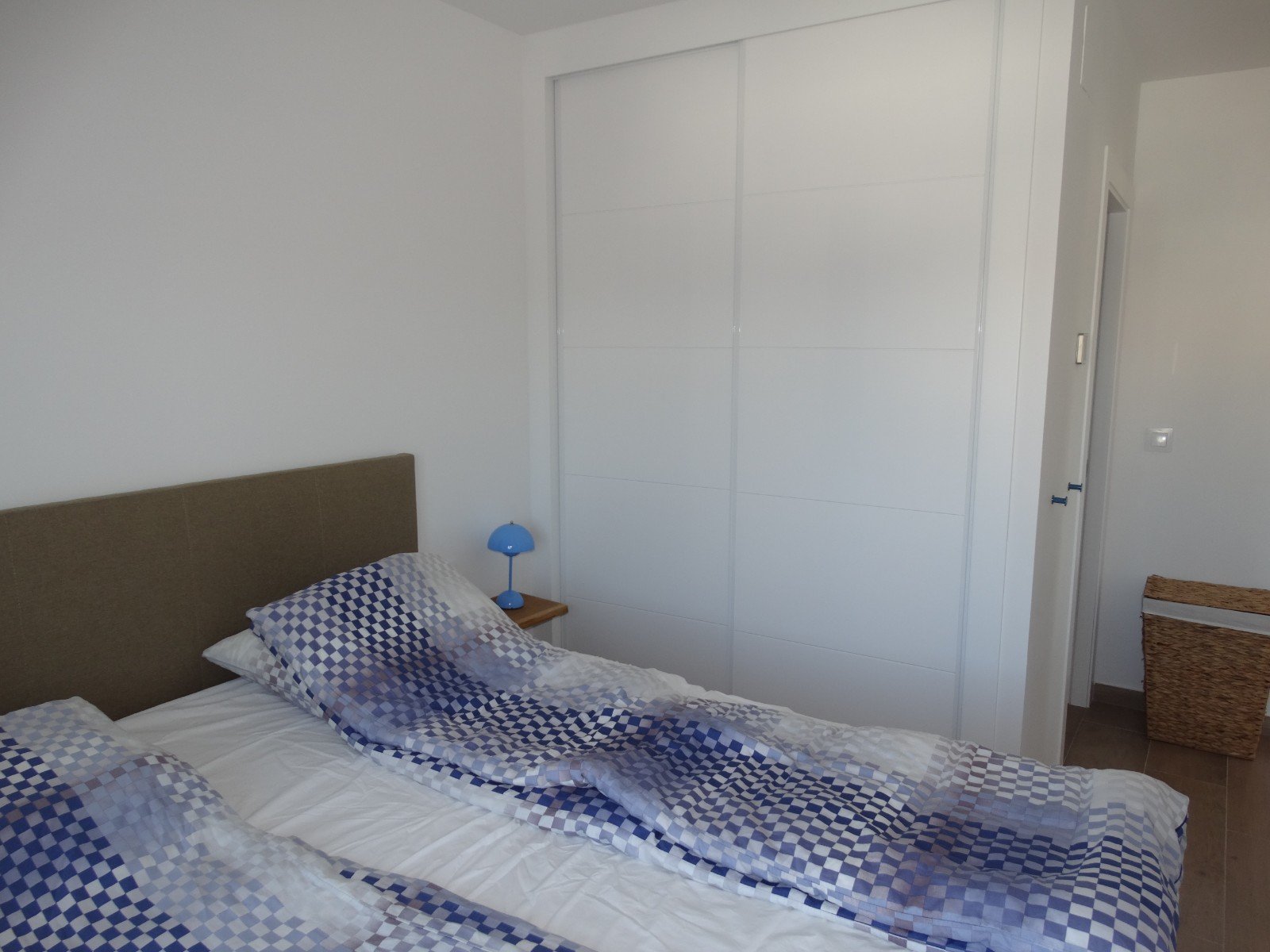   This Corner, Modern, Three Bedroom, First Floor Apartment in Pilar de la Horadada is located on the outskirts of the town, with the high street j...