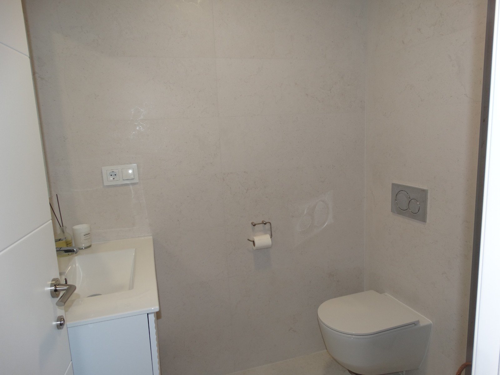   This Corner, Modern, Three Bedroom, First Floor Apartment in Pilar de la Horadada is located on the outskirts of the town, with the high street j...