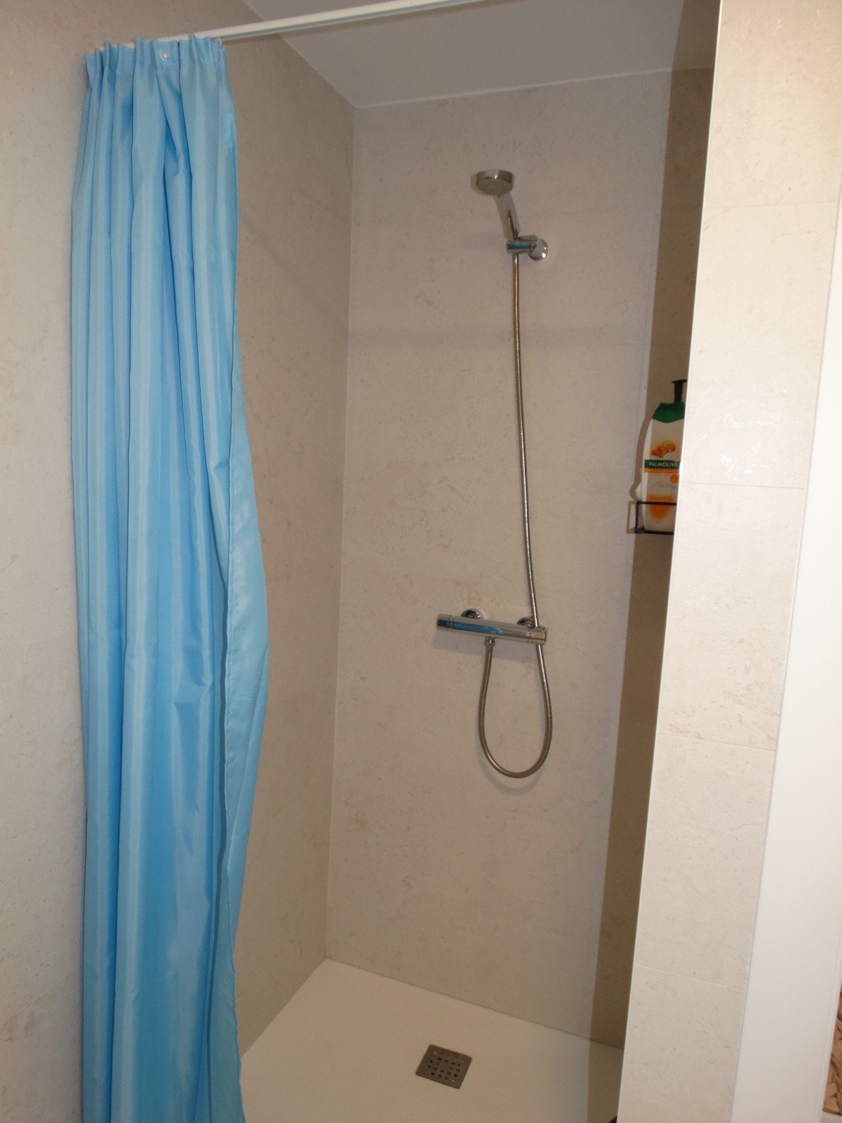   This Corner, Modern, Three Bedroom, First Floor Apartment in Pilar de la Horadada is located on the outskirts of the town, with the high street j...