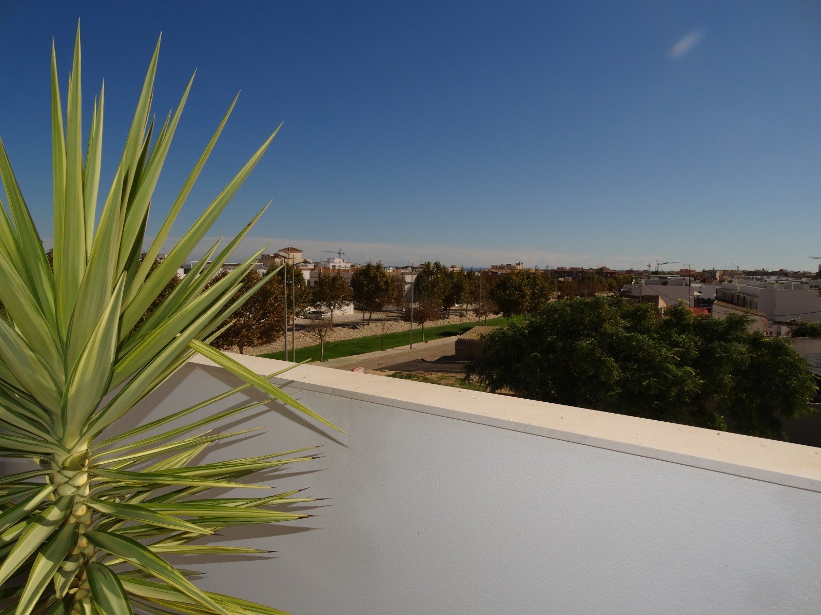   This Corner, Modern, Three Bedroom, First Floor Apartment in Pilar de la Horadada is located on the outskirts of the town, with the high street j...