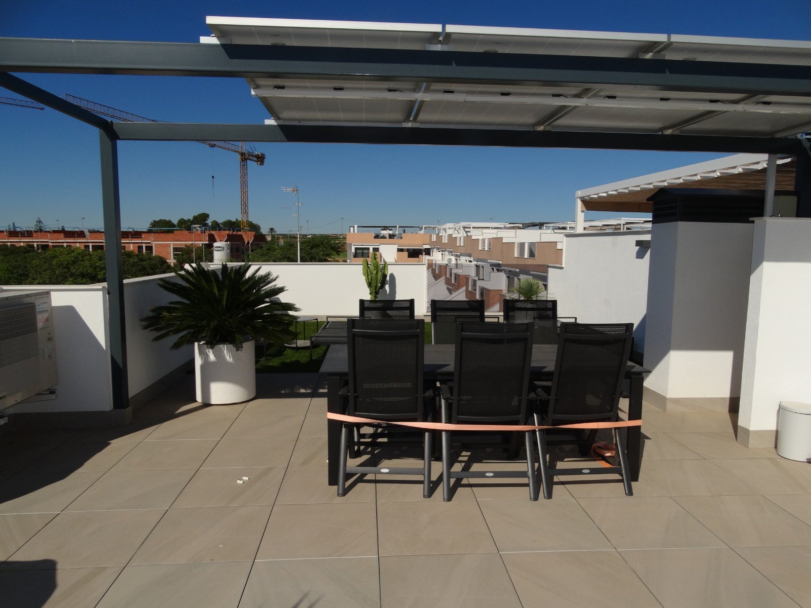   This Corner, Modern, Three Bedroom, First Floor Apartment in Pilar de la Horadada is located on the outskirts of the town, with the high street j...