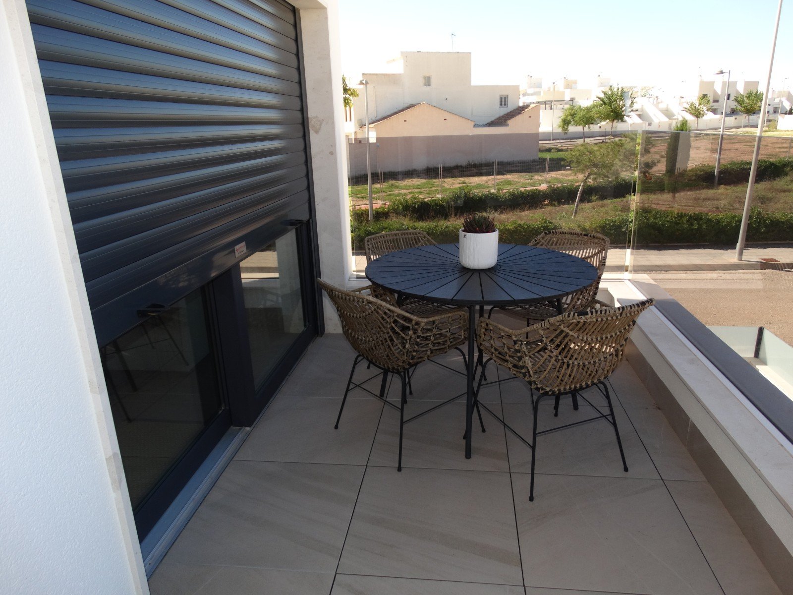   This Corner, Modern, Three Bedroom, First Floor Apartment in Pilar de la Horadada is located on the outskirts of the town, with the high street j...