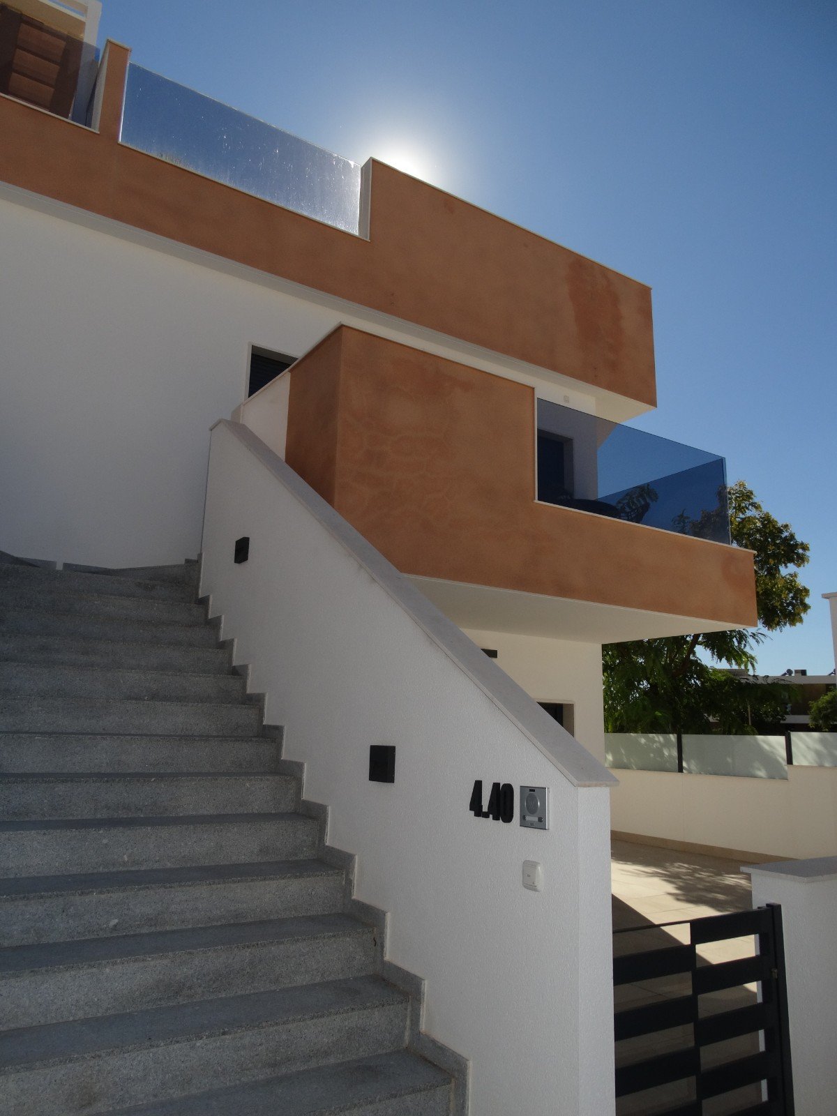   This Corner, Modern, Three Bedroom, First Floor Apartment in Pilar de la Horadada is located on the outskirts of the town, with the high street j...