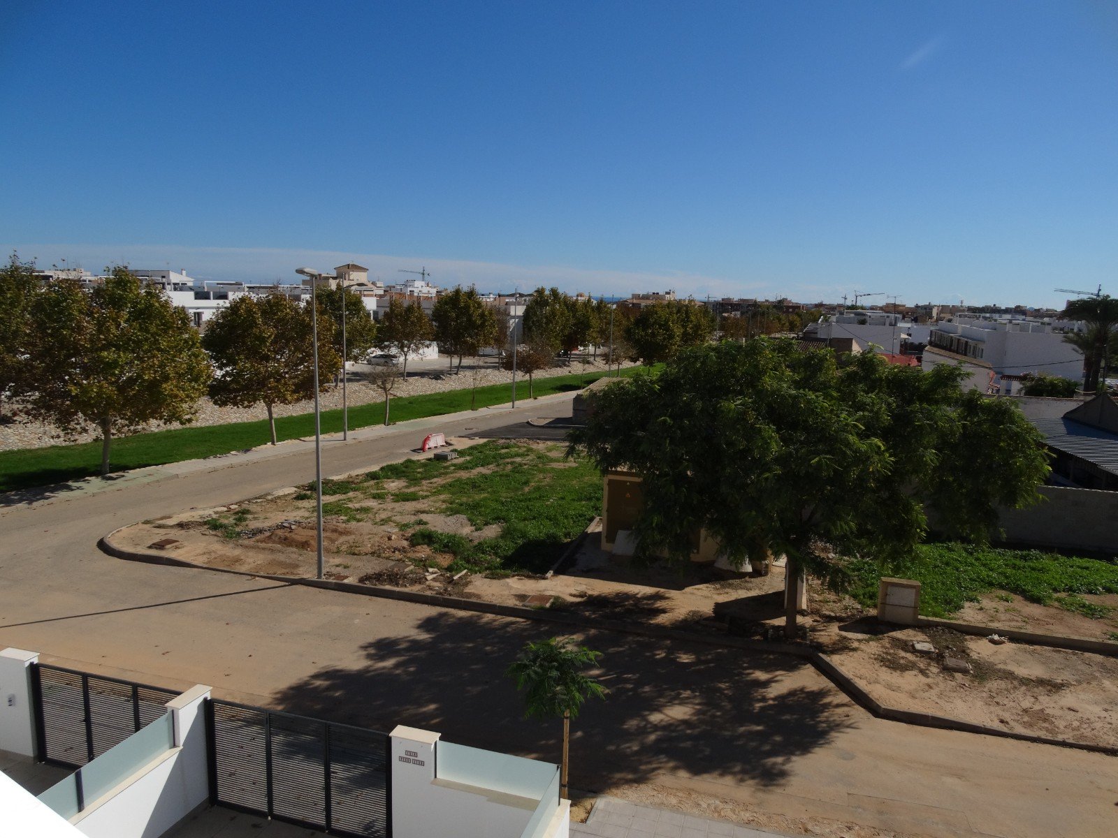   This Corner, Modern, Three Bedroom, First Floor Apartment in Pilar de la Horadada is located on the outskirts of the town, with the high street j...