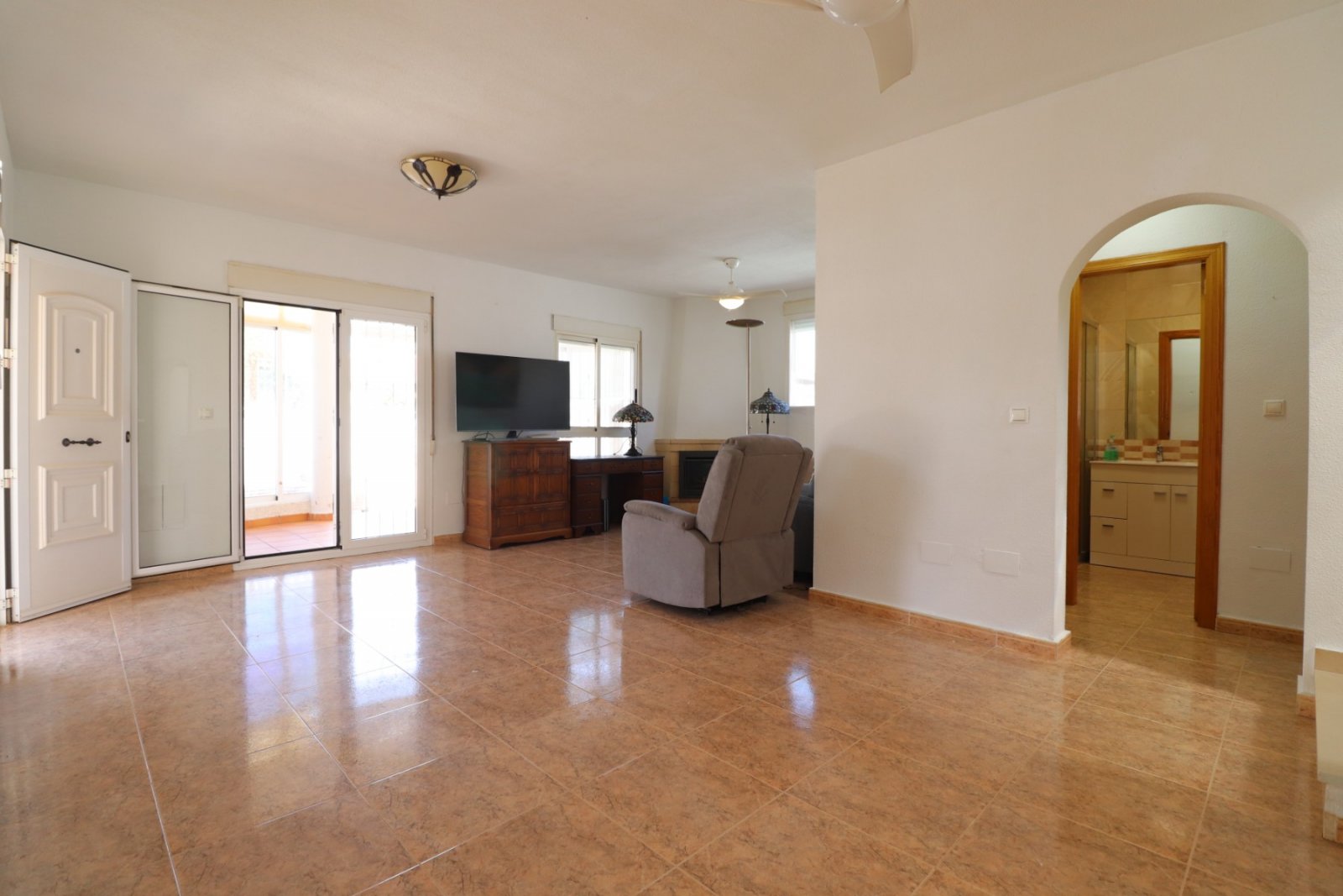  This Great, Two Bedroom, Detached Villa in Benijofar is located in Atalaya Park, a popular residential area, approximately a 15 minute walk to Be...