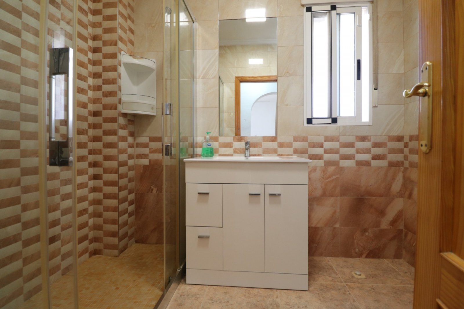   This Great, Two Bedroom, Detached Villa in Benijofar is located in Atalaya Park, a popular residential area, approximately a 15 minute walk to Be...