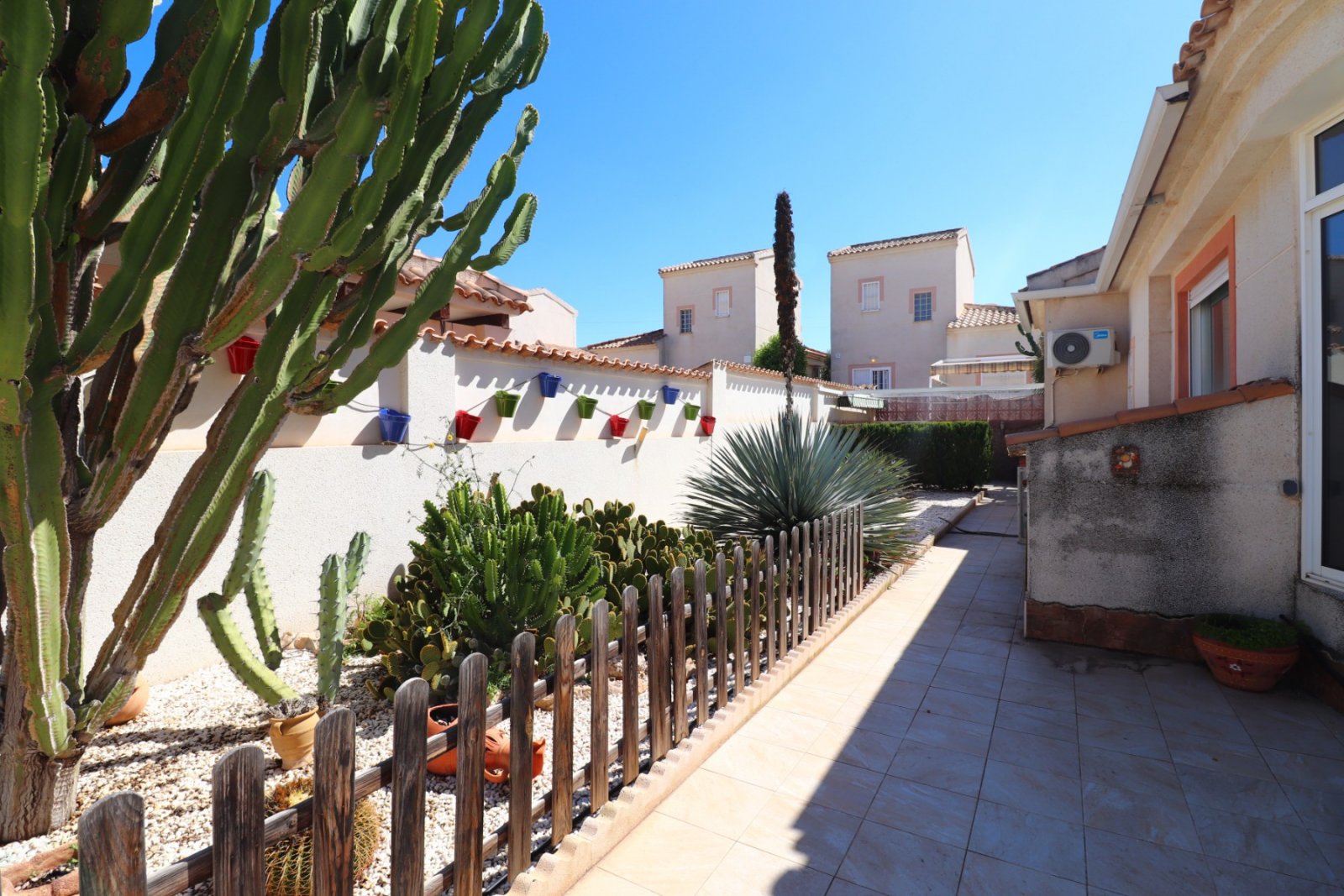   This Great, Two Bedroom, Detached Villa in Benijofar is located in Atalaya Park, a popular residential area, approximately a 15 minute walk to Be...