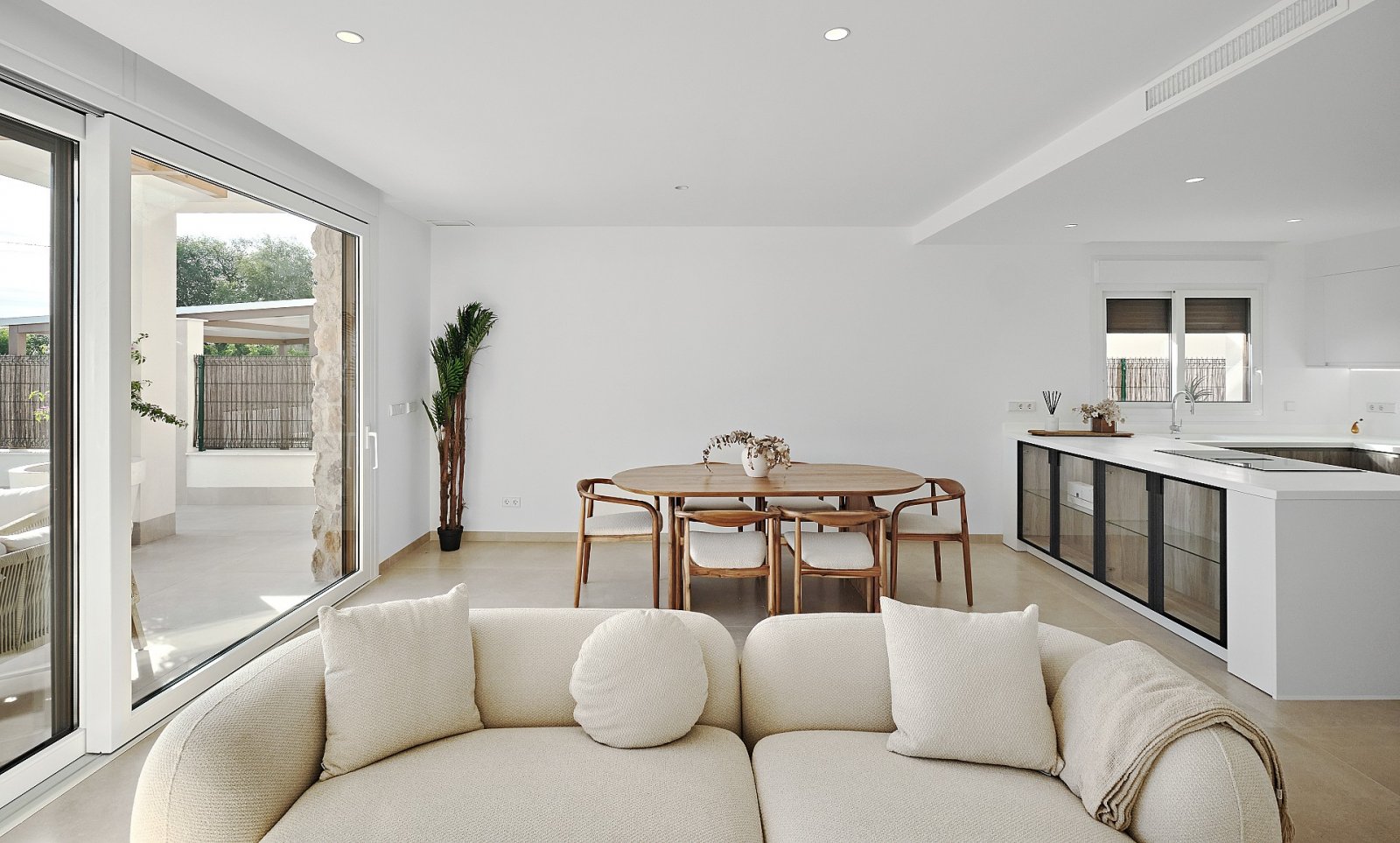 <p>Villa provided with 3 Bedrooms and 2 Bathrooms, private swimming pool and parking space on own plot. </p><p>Welcome to this beautiful villa in L...