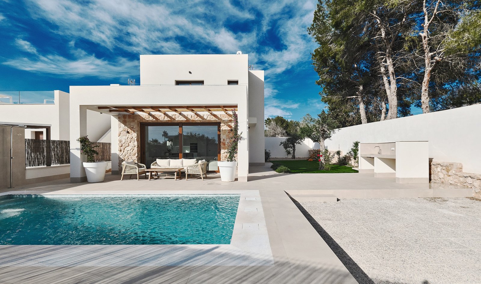 <p>Villa provided with 3 Bedrooms and 2 Bathrooms, private swimming pool and parking space on own plot. </p><p>Welcome to this beautiful villa in L...