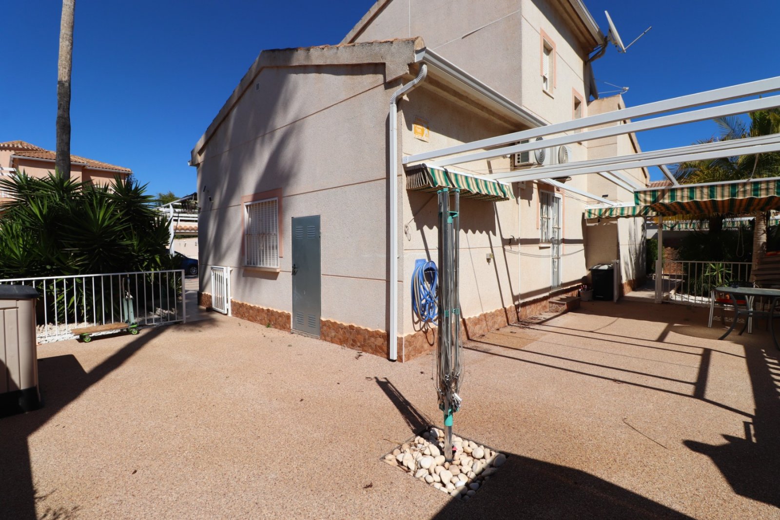   This Great, Two Bedroom, Detached Villa in Benijofar is located in Atalaya Park, a popular residential area, approximately a 15 minute walk to Be...