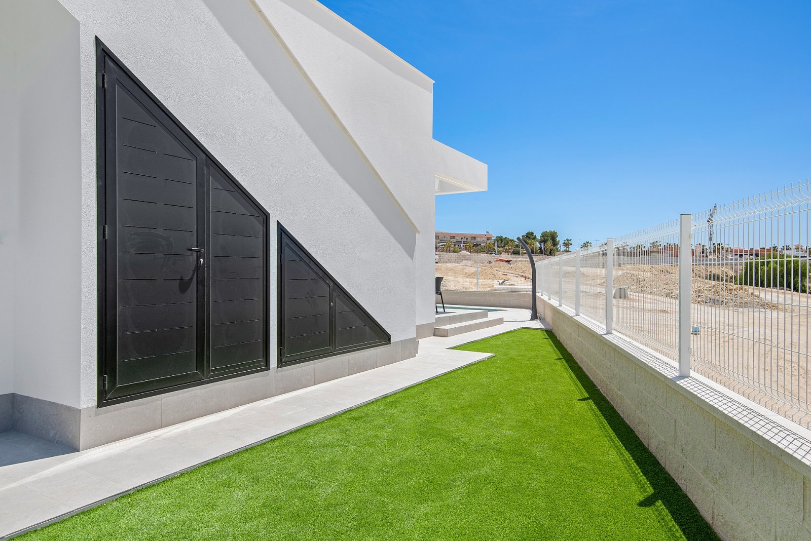 <p>Villa provided with 3 Bedrooms and 2 Bathrooms, private swimming pool and parking space on own plot. </p><p>This project of 40 villas offers the...