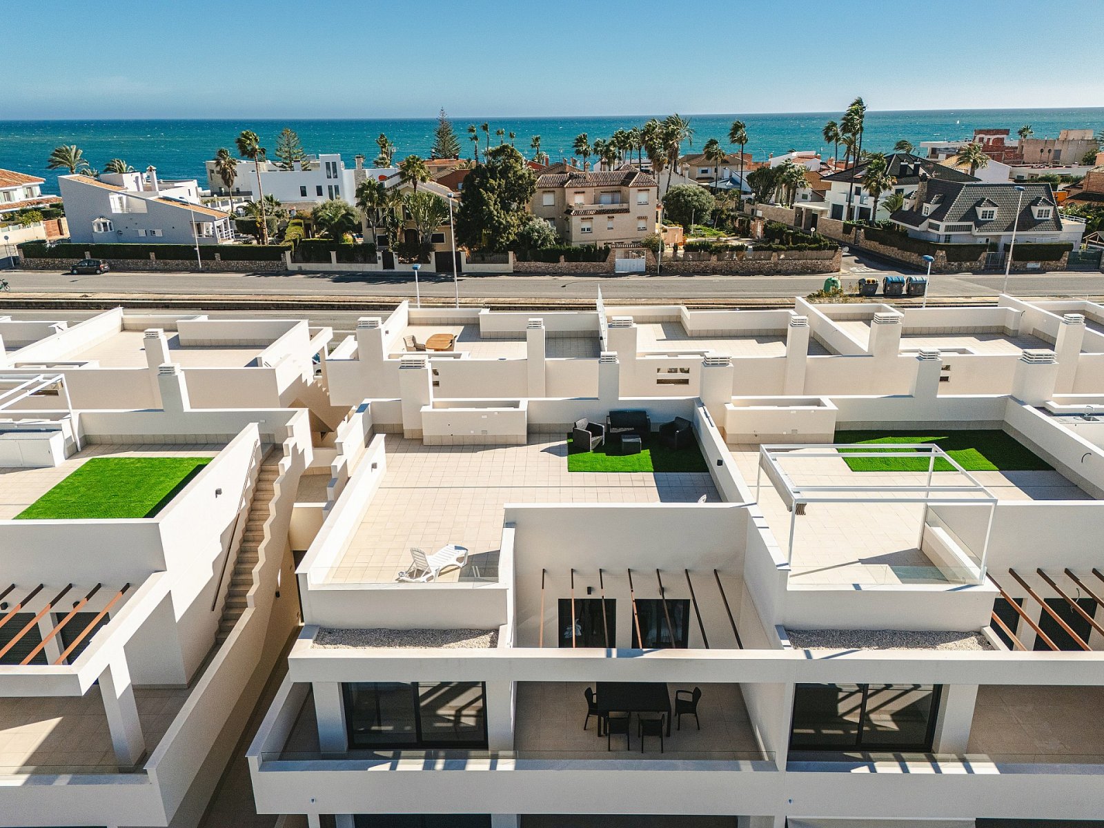 <p>Apartments - solarium provided with 2 Bedrooms and 2 Bathrooms, communal swimming pool and underground parking space. </p>