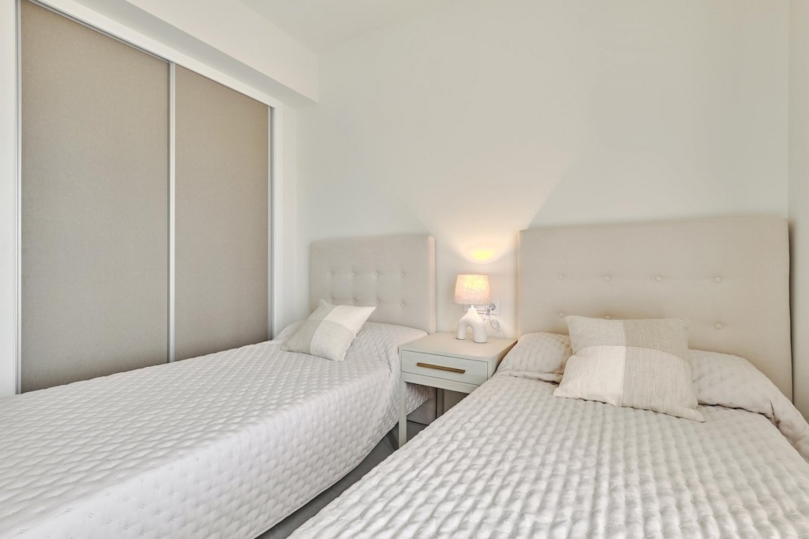 <p>Apartments - solarium provided with 2 Bedrooms and 2 Bathrooms, communal swimming pool and underground parking space. </p>