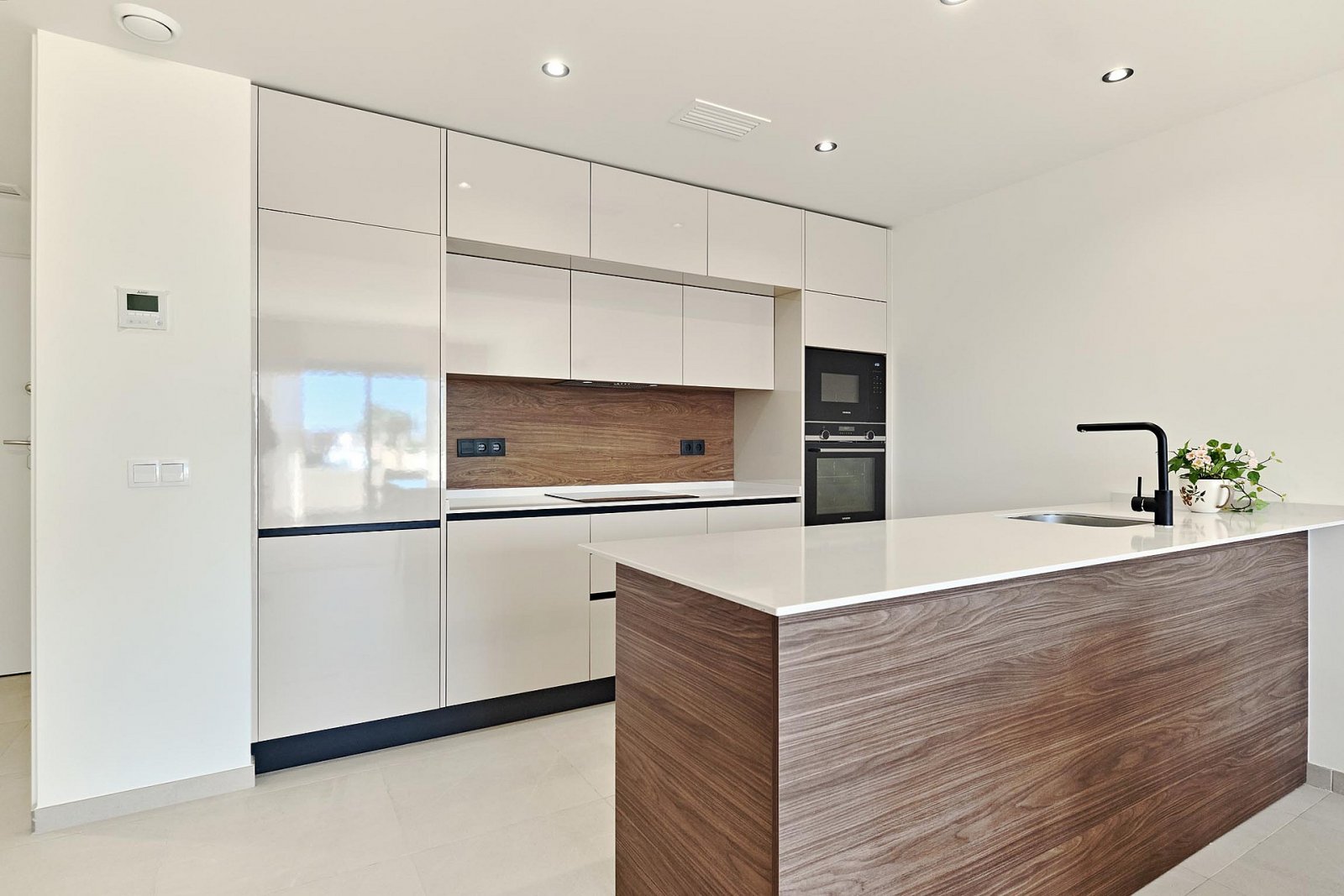 <p>Apartment with garden provided with 2 Bedrooms and 2 Bathrooms, communal swimming pool and underground parking space. </p>