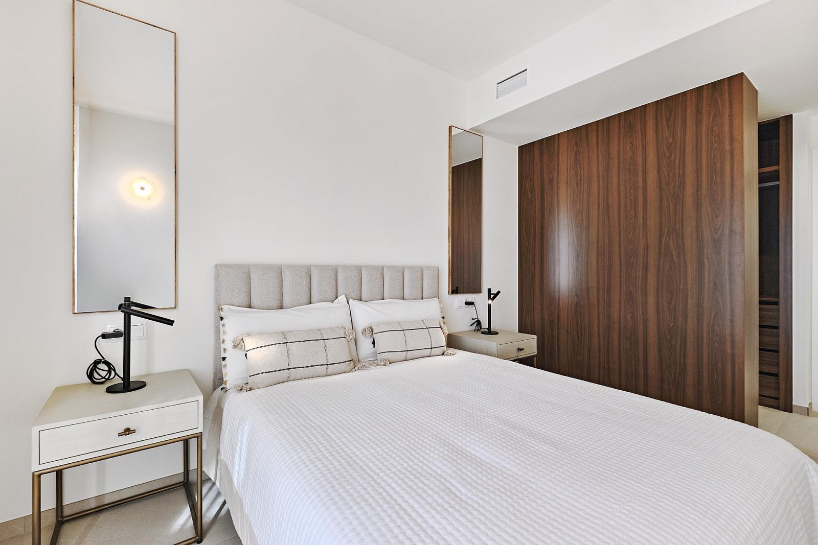 <p>Apartment with garden provided with 2 Bedrooms and 2 Bathrooms, communal swimming pool and underground parking space. </p>