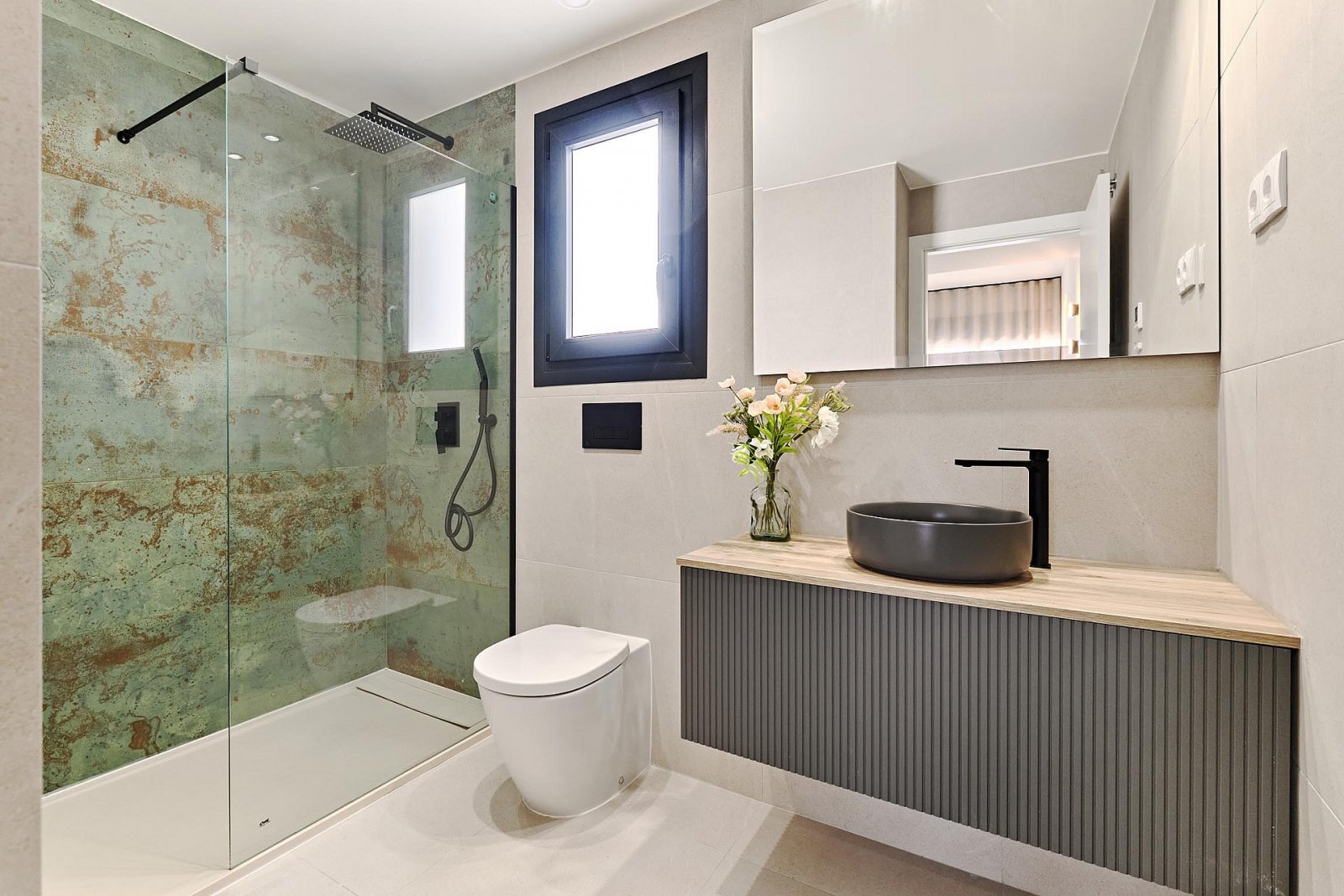 <p>Apartment with garden provided with 2 Bedrooms and 2 Bathrooms, communal swimming pool and underground parking space. </p>