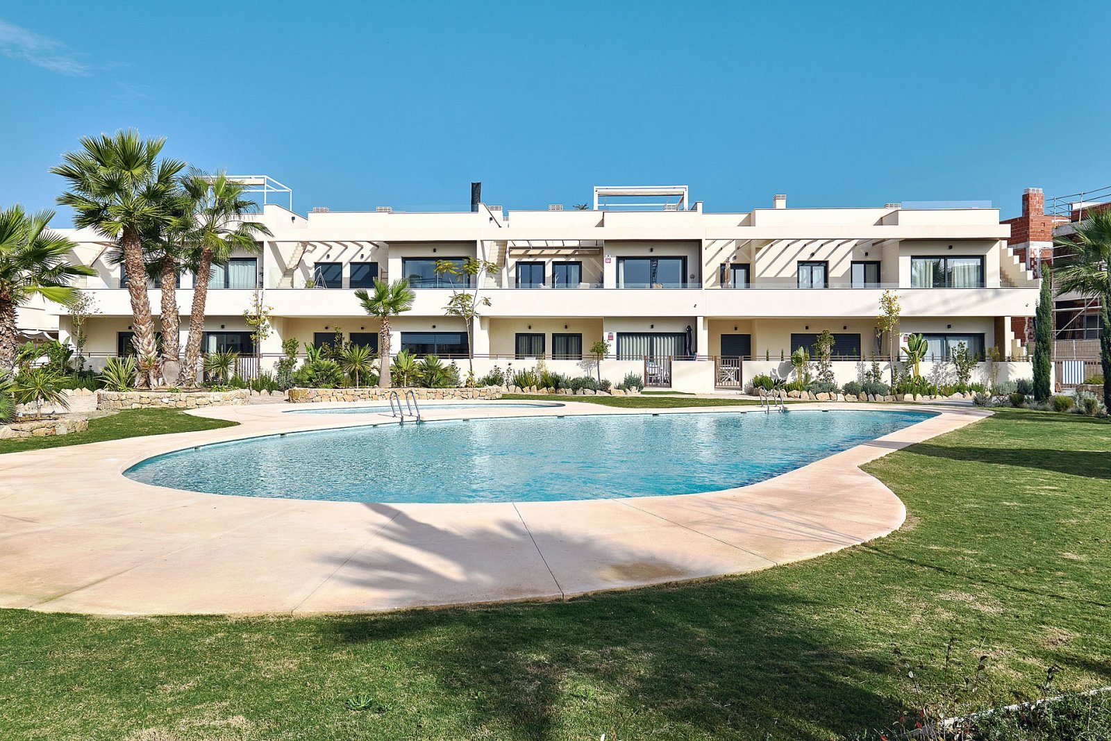 <p>Apartment with garden provided with 2 Bedrooms and 2 Bathrooms, communal swimming pool and underground parking space. </p>