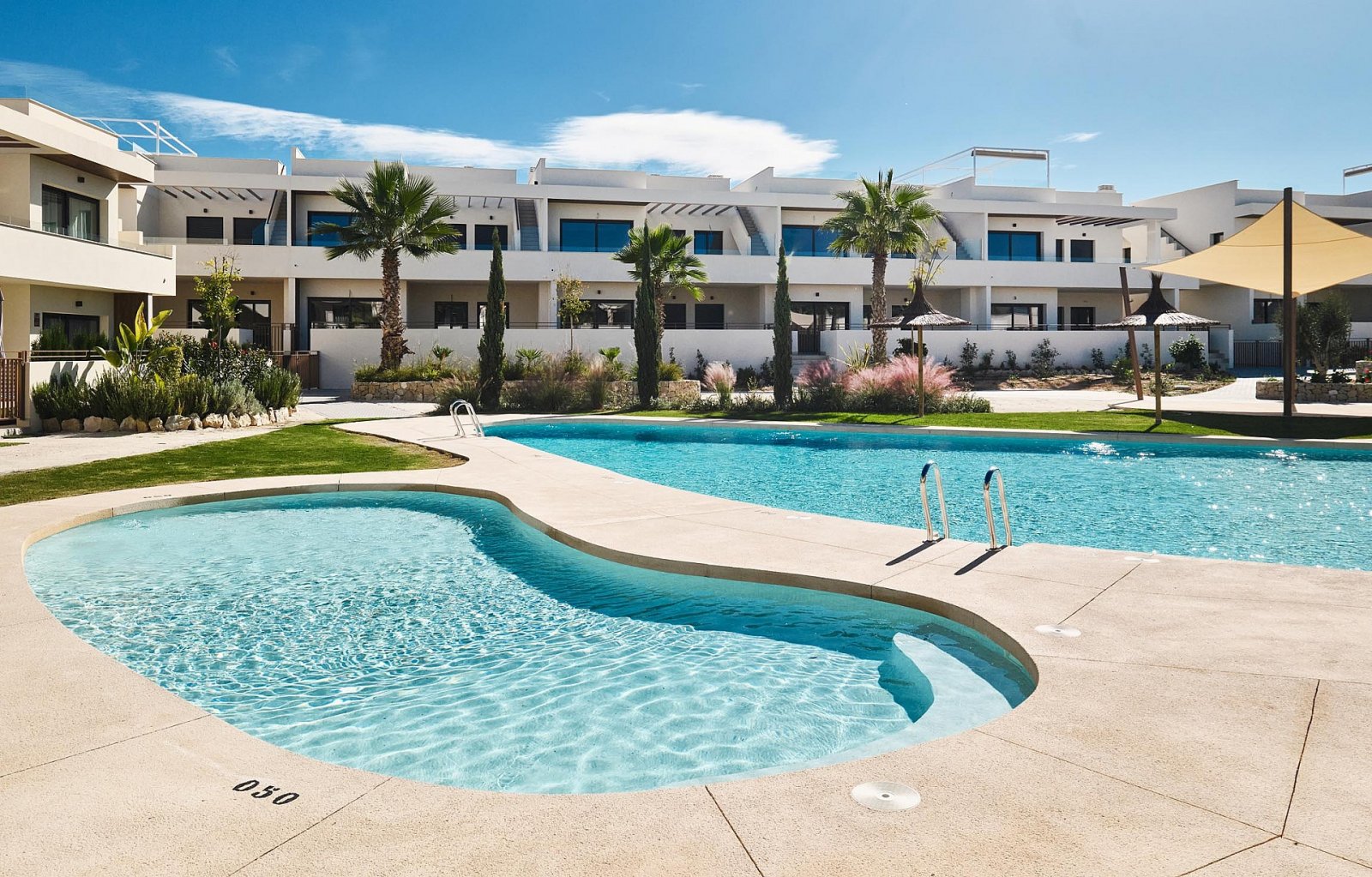 <p>Apartment with garden provided with 2 Bedrooms and 2 Bathrooms, communal swimming pool and underground parking space. </p>