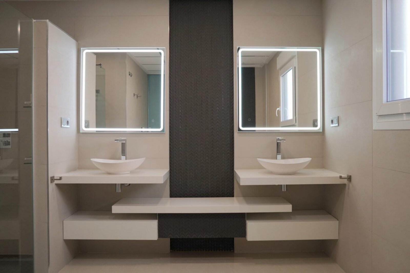 <p>Villa provided with 3 Bedrooms and 3 Bathrooms, private swimming pool and parking space on own plot. </p><p>This Beautiful property has distribu...