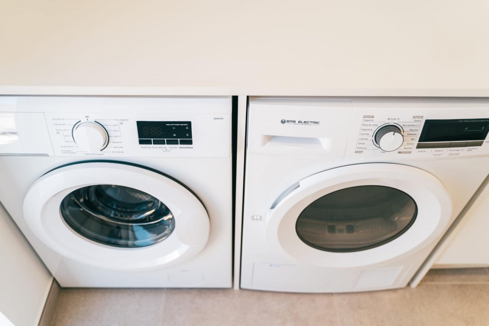 <p>Villa provided with 3 Bedrooms and 3 Bathrooms, private swimming pool and parking space on own plot. </p><p>New promotion of 17 independent vill...