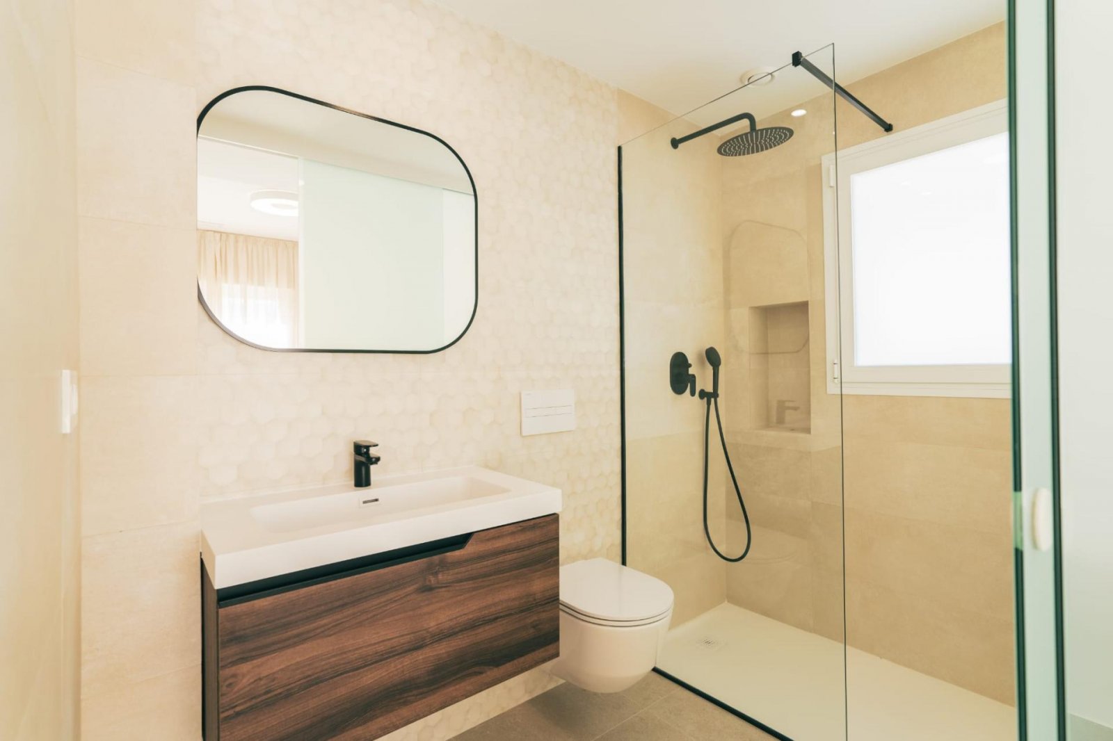 <p>Villa provided with 3 Bedrooms and 3 Bathrooms, private swimming pool and parking space on own plot. </p><p>New promotion of 17 independent vill...