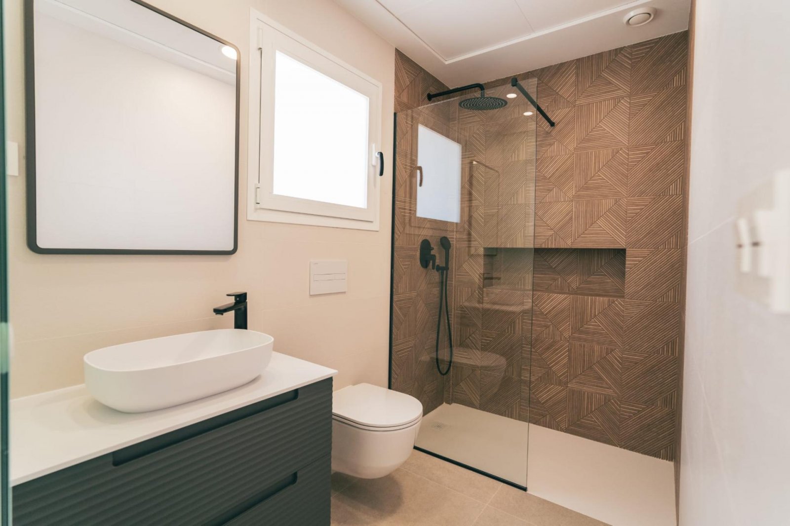 <p>Villa provided with 3 Bedrooms and 3 Bathrooms, private swimming pool and parking space on own plot. </p><p>New promotion of 17 independent vill...