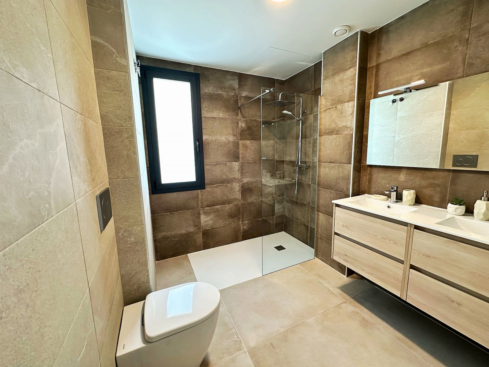 <p>Villa with basement provided with 3 Bedrooms and 3 Bathrooms, private swimming pool and parking space on own plot. </p>