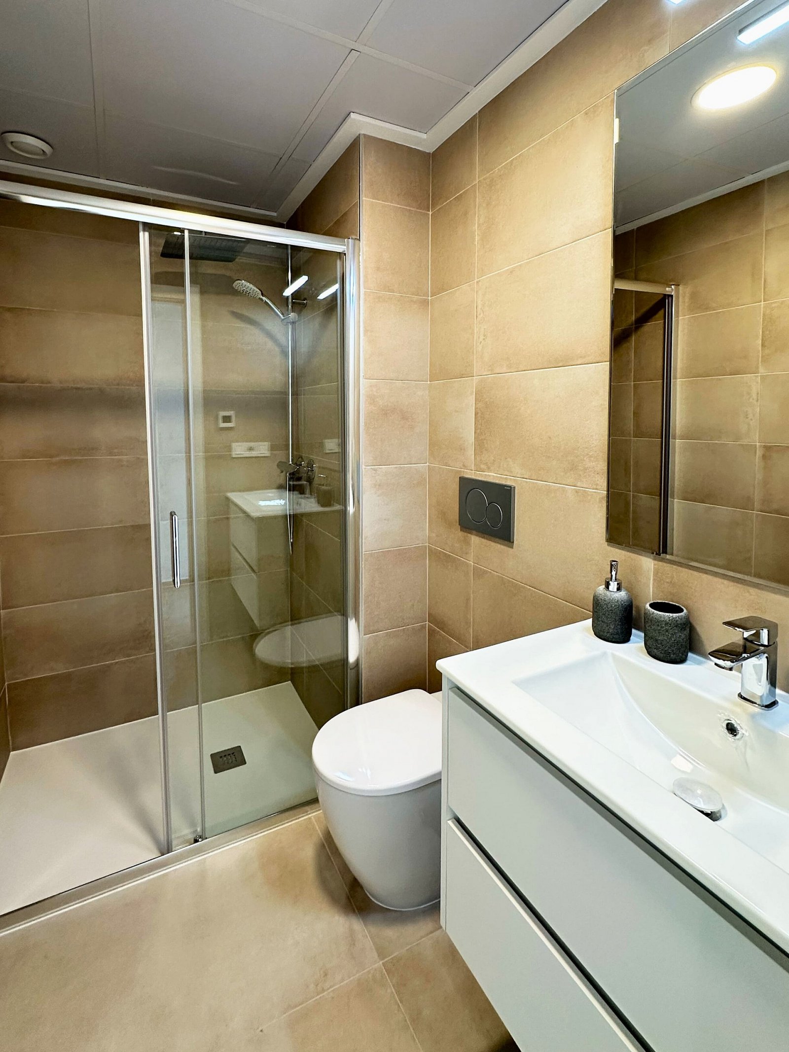 <p>Villa with basement provided with 3 Bedrooms and 3 Bathrooms, private swimming pool and parking space on own plot. </p>