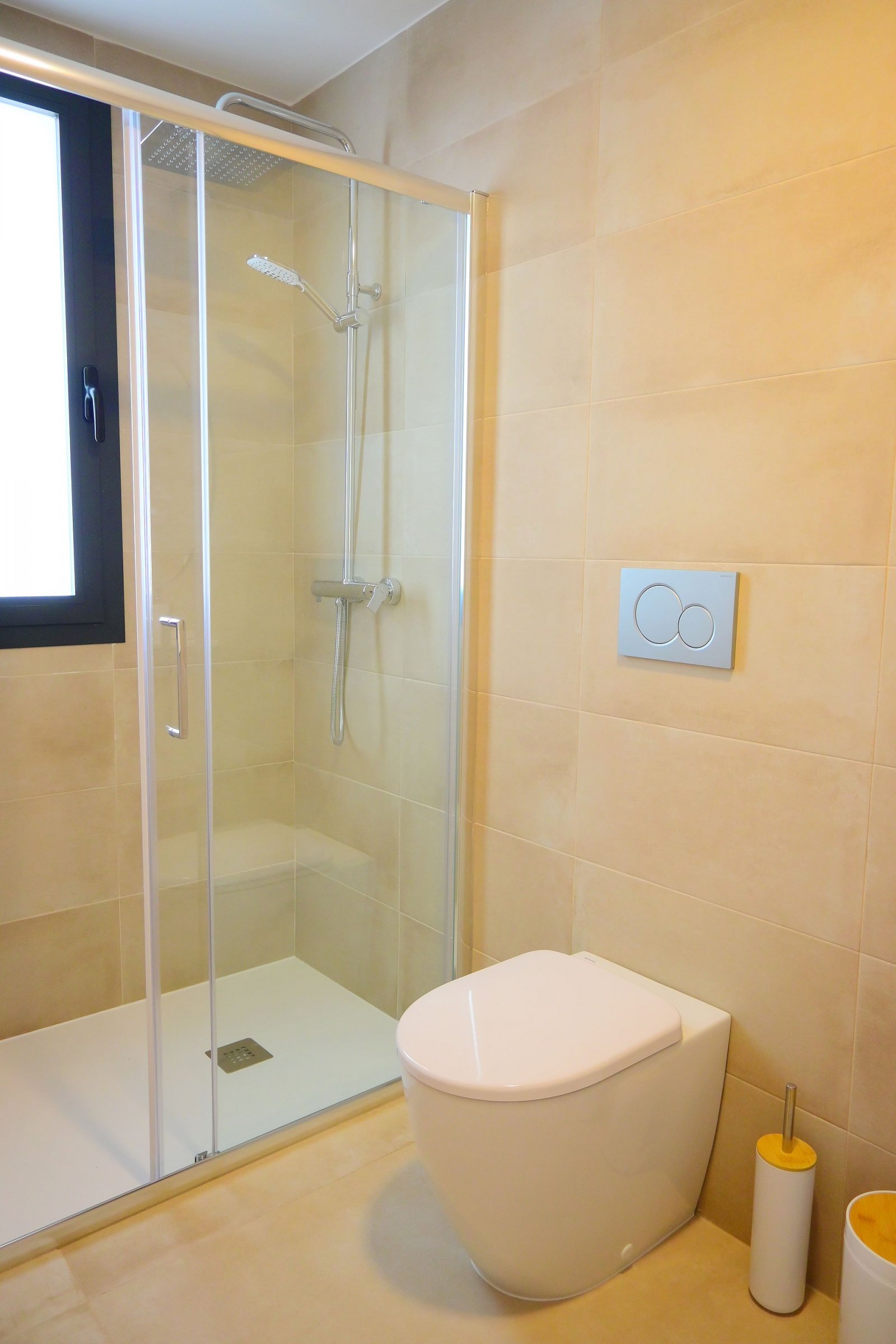 <p>Villa with basement provided with 3 Bedrooms and 3 Bathrooms, private swimming pool and parking space on own plot. </p>