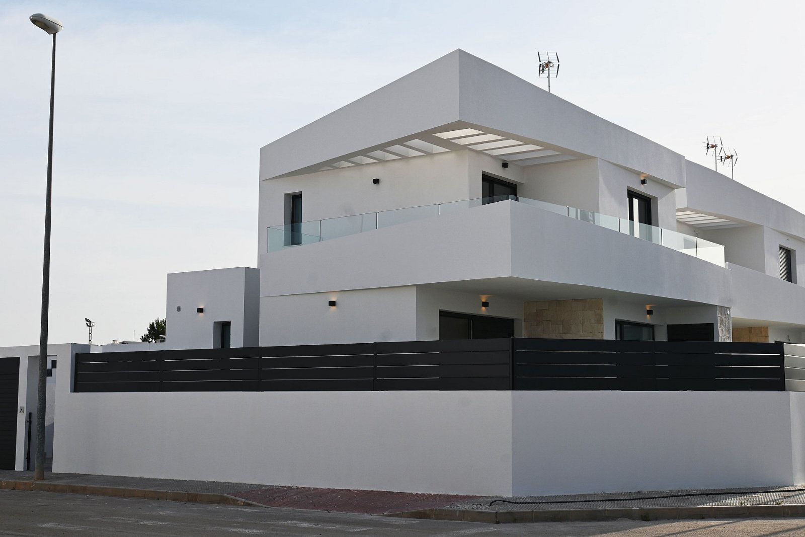 <p>Villa with basement provided with 3 Bedrooms and 3 Bathrooms, private swimming pool and parking space on own plot. </p>