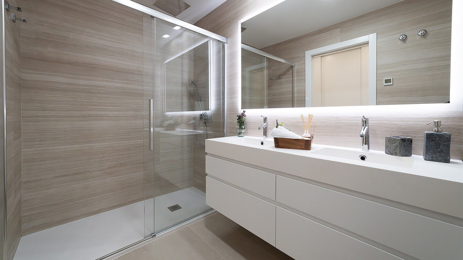 <p>Apartment with terrace provided with 2 Bedrooms and 2 Bathrooms, communal swimming pool and optional parking place. </p><p>The development will ...