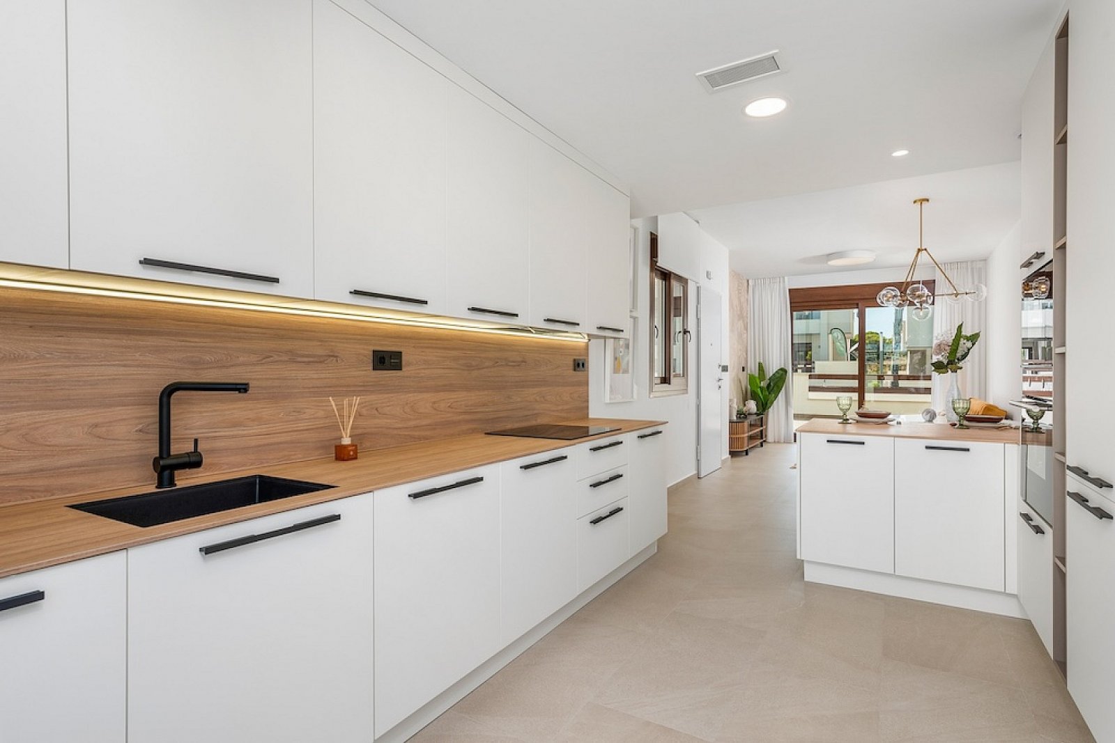 <p>Apartment with garden provided with 2 Bedrooms and 2 Bathrooms, communal swimming pool and optional underground parking & storage room. </p>