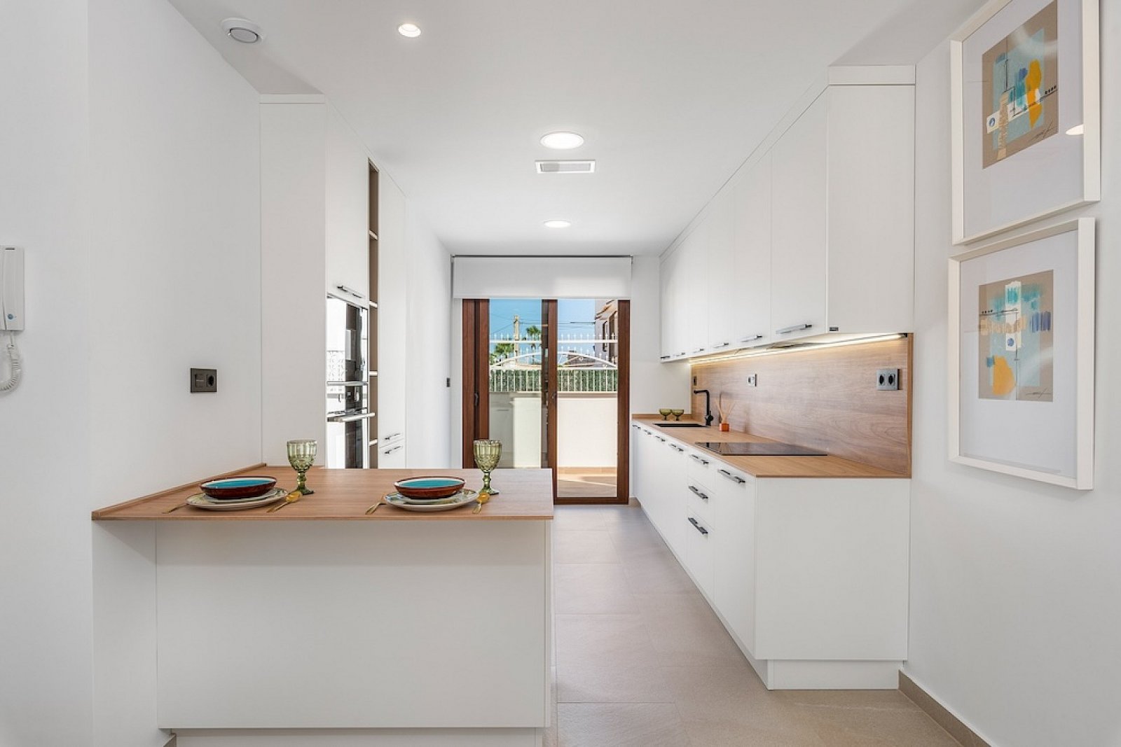 <p>Apartment with garden provided with 2 Bedrooms and 2 Bathrooms, communal swimming pool and optional underground parking & storage room. </p>