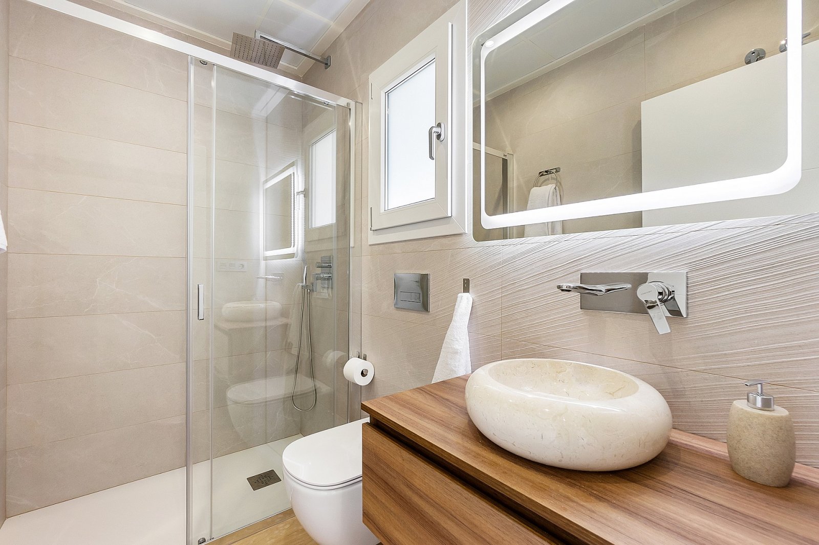 <p>Villa provided with 3 Bedrooms and 2 Bathrooms, private swimming pool and parking space on own plot. </p><p>These luxury villas are built on a h...