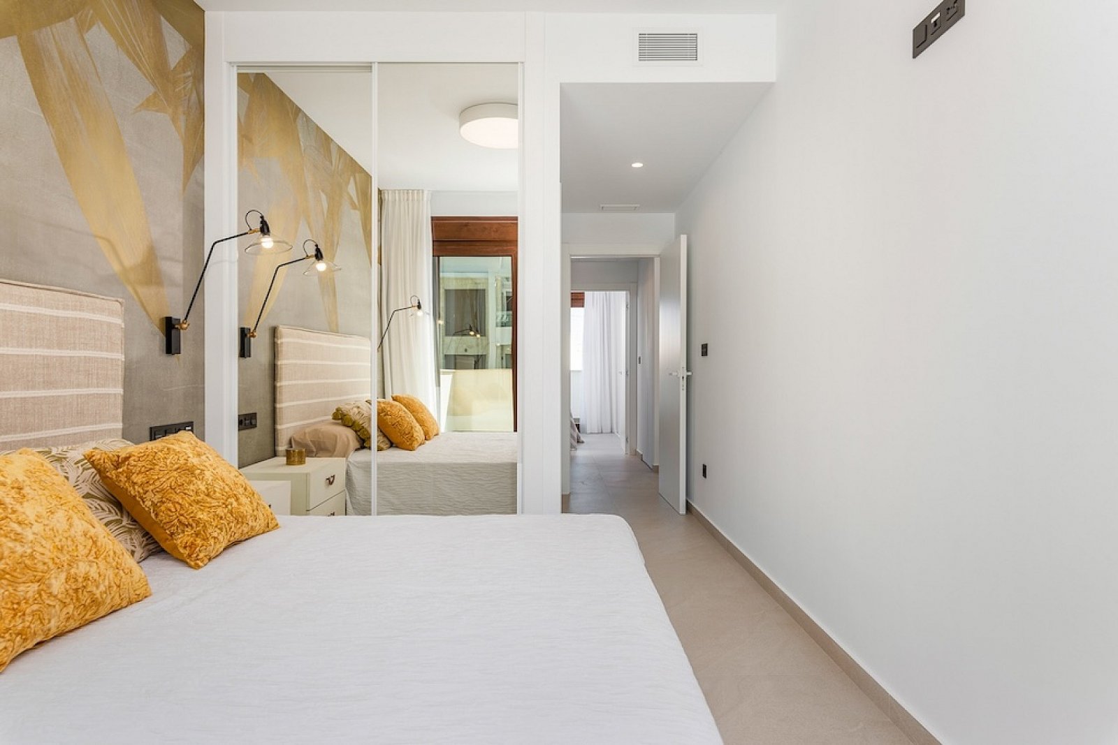 <p>Apartment with garden provided with 3 Bedrooms and 2 Bathrooms, communal swimming pool and optional underground parking & storage room. </p>