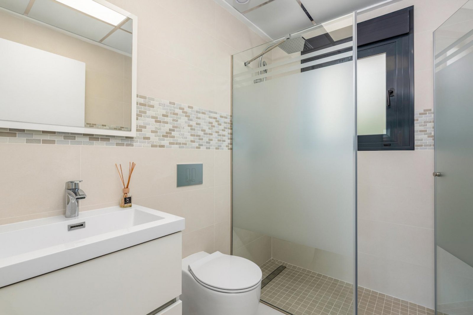 <p>Villa provided with 2 Bedrooms and 2 Bathrooms, private swimming pool and parking space on own plot. </p><p>Discover these beautiful new build v...